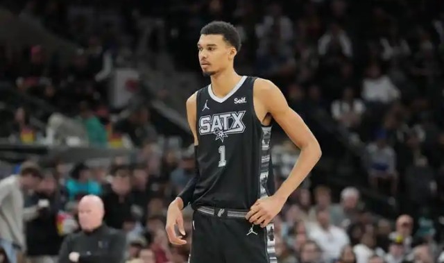 开云体育-官宣罚单，冲入马刺主场和文班合影，男球迷受到什么处罚？|NBA|骑士|詹姆斯|文班亚马|圣安东尼奥马刺队_新浪体育_新浪新闻
